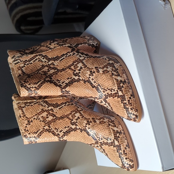 NWT BRAND NEW NEVER WORN Steve Madden Snake print heeled booties - Picture 3 of 5